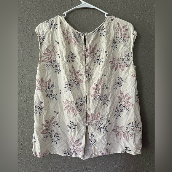 Woman’s Size Medium Abercrombie & Fitch White Floral Short Sleeve Blouse - Picture 6 of 7